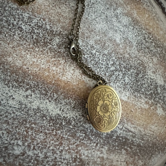 Vintage Floral Locket Necklace Brass - Picture 2 of 4